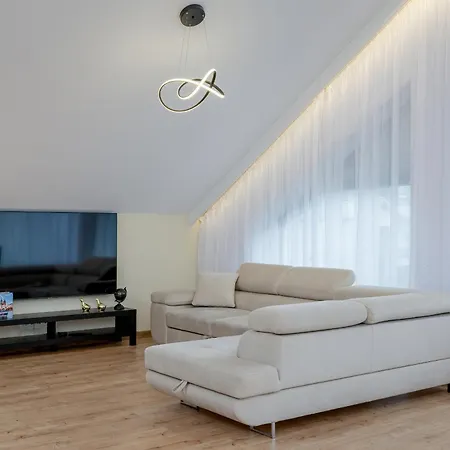 Apartment Luxury Three-bedroom By Renters Prestige *