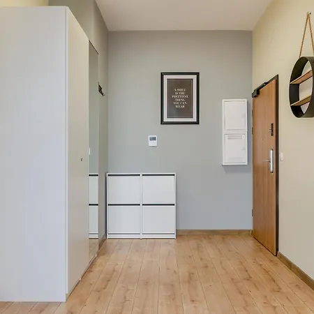 Luxury Three-bedroom By Renters Prestige Apartment