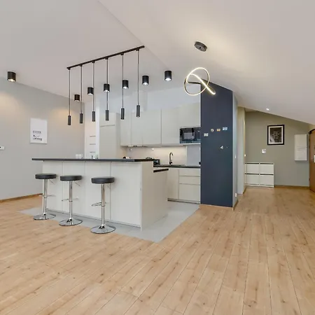 Luxury Three-bedroom By Renters Prestige Apartment *