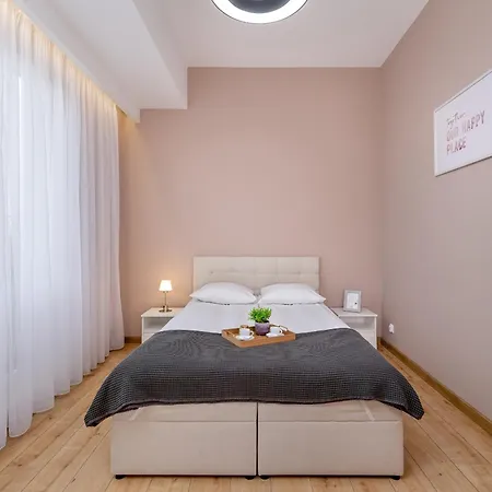 Luxury Three-bedroom By Renters Prestige Apartment *