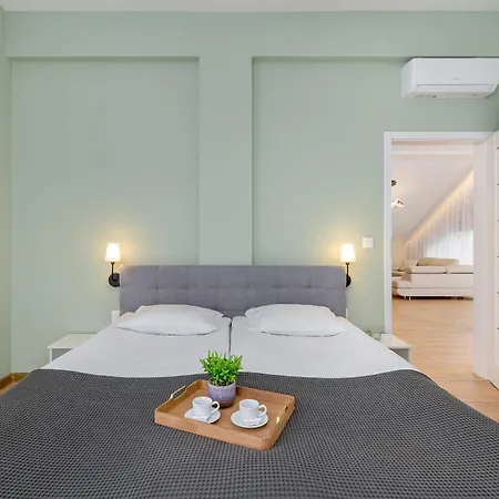 Luxury Three-bedroom By Renters Prestige