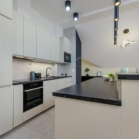Apartment Luxury Three-bedroom By Renters Prestige